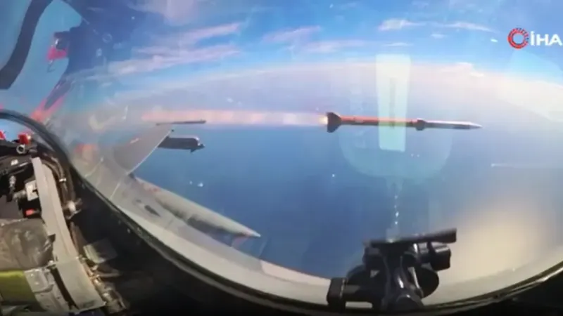 İlk yerli ve millî havadan havaya görüş ötesi füzesi, hedef uçağı tam isabetle vurdu