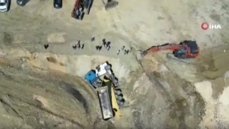 Sultangazi’de döküm sahasında faciadan dönüldü: 3 hafriyat kamyonu boşluğa düştü