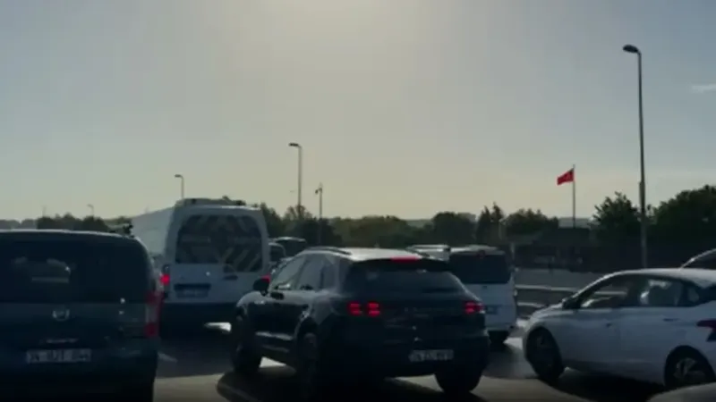 İBB’nin bitiremediği metrobüsteki ’beyaz yol’ trafik çilesi olmaya devam ediyor İBB’nin bitiremediği metrobüsteki ’beyaz yol’ trafik çilesi olmaya devam ediyor