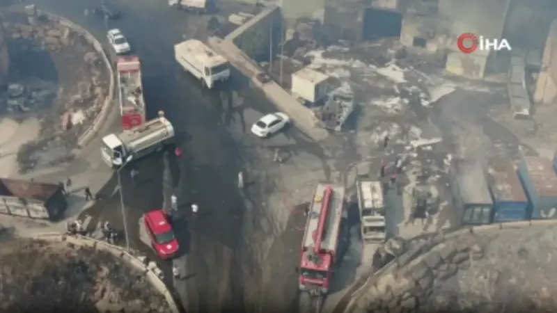 İzmir’de alevler iş yerlerine ve araçlara sıçradı İzmir’de alevler iş yerlerine ve araçlara sıçradı