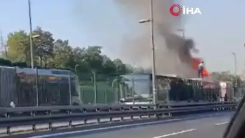 İstanbul’da korkutan metrobüs yangını