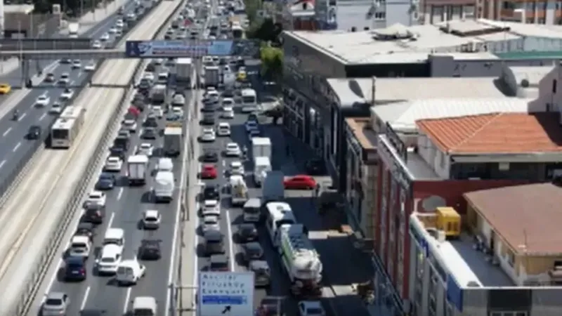 İBB ekipleri çalışma olmayan Avcılar-Küçükçekmece arasını dubalarla kapatınca, trafik çilesi başladı