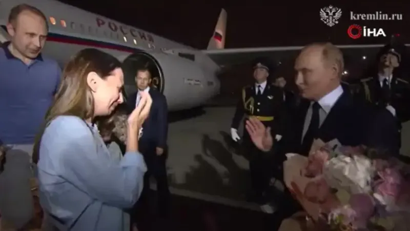 Vladimir Putin, Rus esirleri havaalanında karşıladı