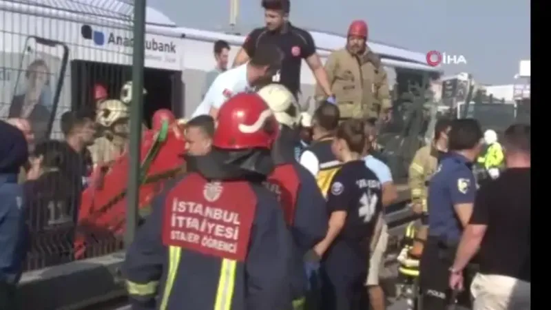 Metrobüs bariyerlere çarptı: 1 ölü, 47 yaralı