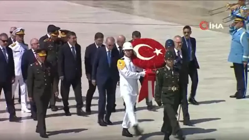 Erdoğan, YAŞ Toplantısı öncesinde Anıtkabir’i ziyaret etti