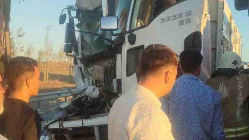 TEM’de zincirleme kaza: 3 tır birbirine girdi, 1 kişi yaralandı TEM’de zincirleme kaza: 3 tır birbirine girdi, 1 kişi yaralandı