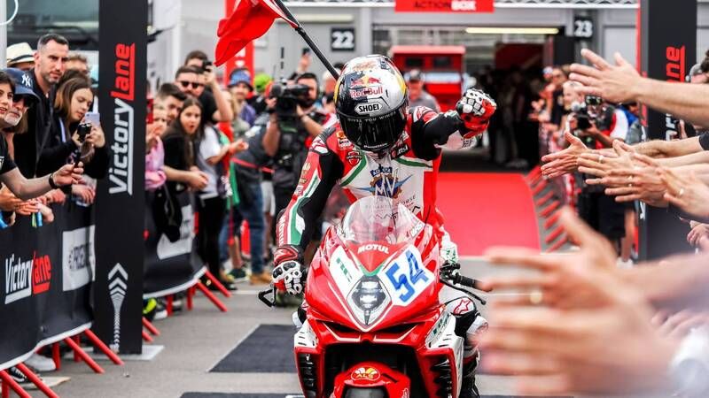 Red Bull sporcusu Toprak Razgatlıoğlu geçirdiği sakatlık sonrası yeniden lider Red Bull sporcusu Toprak Razgatlıoğlu geçirdiği sakatlık sonrası yeniden lider