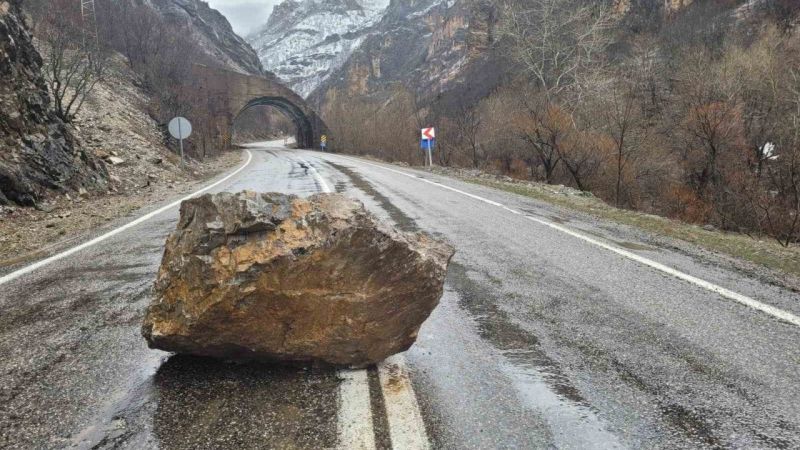 Tunceli’de sağanak nedeniyle yollara kaya parçaları düştü