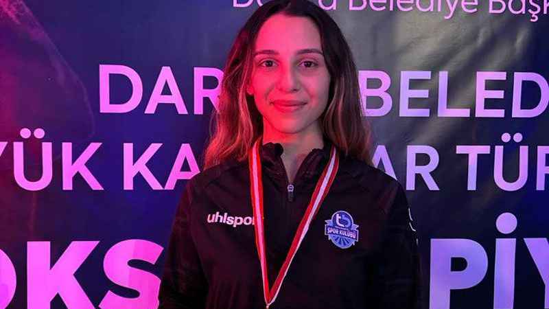 Tuzla'nın başarılı boksörü Gizem Nur Köknar Türkiye Şampiyonu Tuzla'nın başarılı boksörü Gizem Nur Köknar Türkiye Şampiyonu