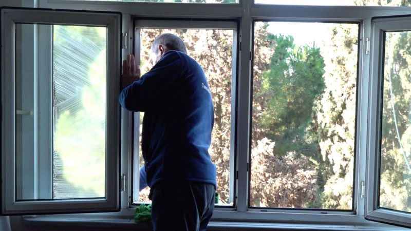 Tuzla Belediyesi ihtiyaç sahiplerine temizlik hizmeti veriyor Tuzla Belediyesi ihtiyaç sahiplerine temizlik hizmeti veriyor