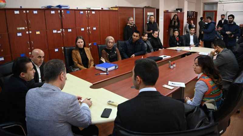 Tuzla'da bayrak töreninde şehitlere saygı duruşu Tuzla'da bayrak töreninde şehitlere saygı duruşu