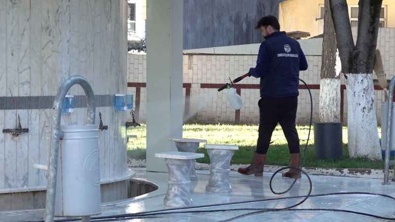 Tuzla'da ibadethaneler fonksiyonel aletlerle temizleniyor Tuzla'da ibadethaneler fonksiyonel aletlerle temizleniyor
