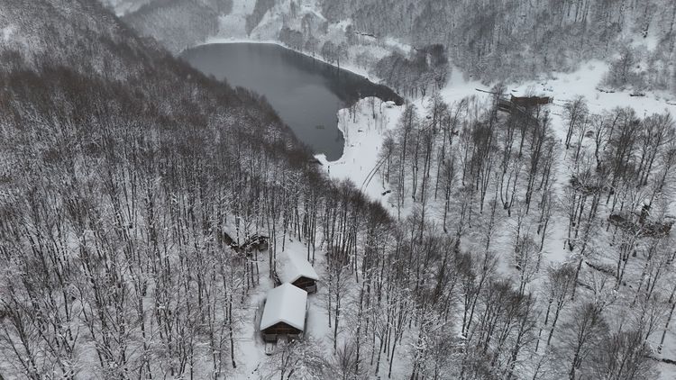 Ulugöl Tabiat Parkı’na ilk kar düştü