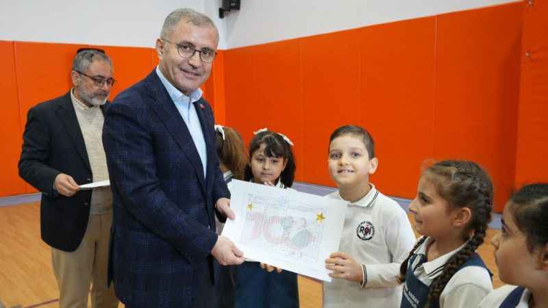 Başkan Hilmi Türkmen, öğrencilerin karne sevincini paylaştı Başkan Hilmi Türkmen, öğrencilerin karne sevincini paylaştı