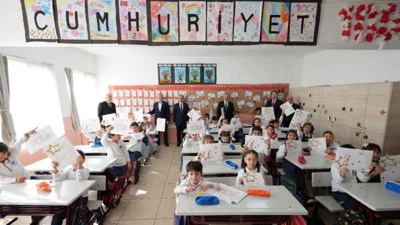 Başkan Hilmi Türkmen, öğrencilerin karne sevincini paylaştı Başkan Hilmi Türkmen, öğrencilerin karne sevincini paylaştı