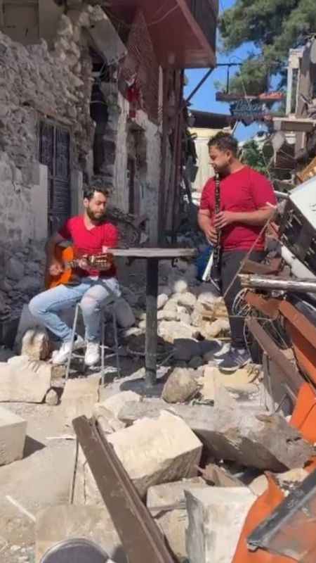 Mert Çalışkan enkazlar arasında sanat yapıyor Mert Çalışkan enkazlar arasında sanat yapıyor
