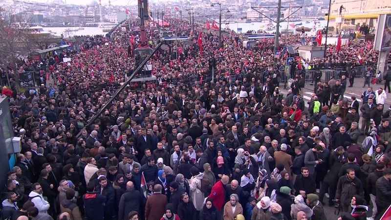 Filistin'e destek yürüyüşünden dönerken saldırıya uğradı 