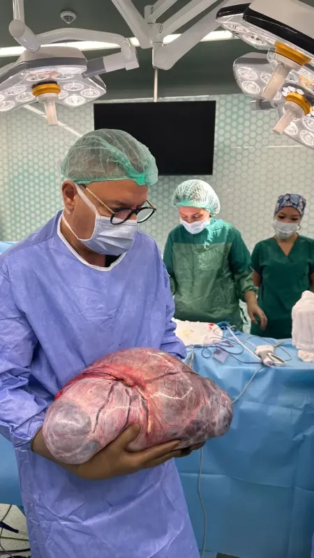 Karnından 12 kilogram kist çıkarıldı