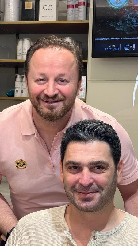 Ünlü oyuncu Ozan Akbaba, Yeni dizisi Uzak Şehir İçin Yeni imajla Hayranlarının Karşısına Çıktı. Ünlü oyuncu Ozan Akbaba, Yeni dizisi Uzak Şehir İçin Yeni imajla Hayranlarının Karşısına Çıktı.