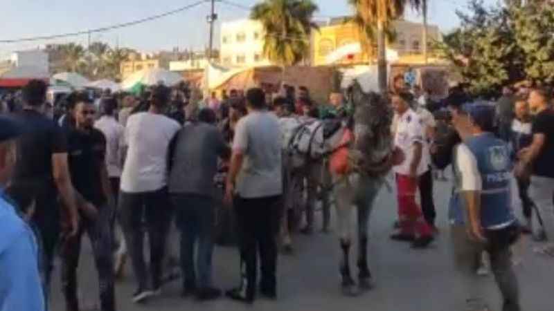 Gazze Şeridi'nde cenazeler ve yaralılar at arabalarıyla hastanelere taşınıyor Gazze Şeridi'nde cenazeler ve yaralılar at arabalarıyla hastanelere taşınıyor
