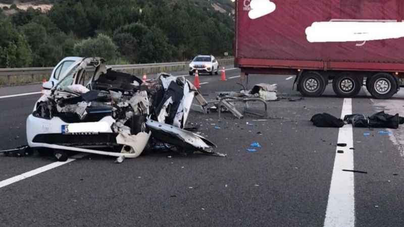 Ankara-İstanbul otobanında kaza: 3 ölü, 1 yaralı Ankara-İstanbul otobanında kaza: 3 ölü, 1 yaralı