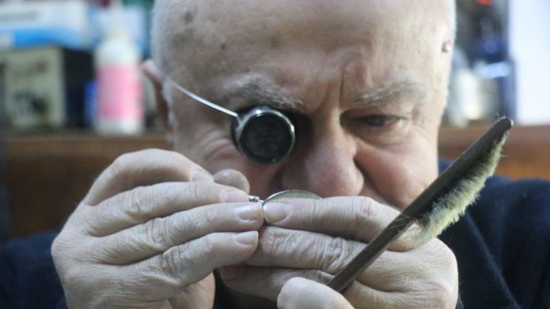 Zamana meydan okuyan saat ustası. 46 yıldır tamir yapıyor