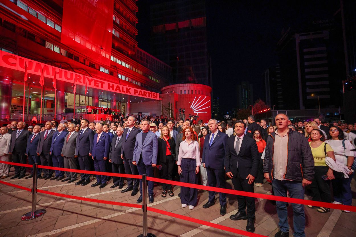 CHP Genel Başkanı Özel: "Benim İl Başkanım yanımdadır, Özgür Çelik'tir"