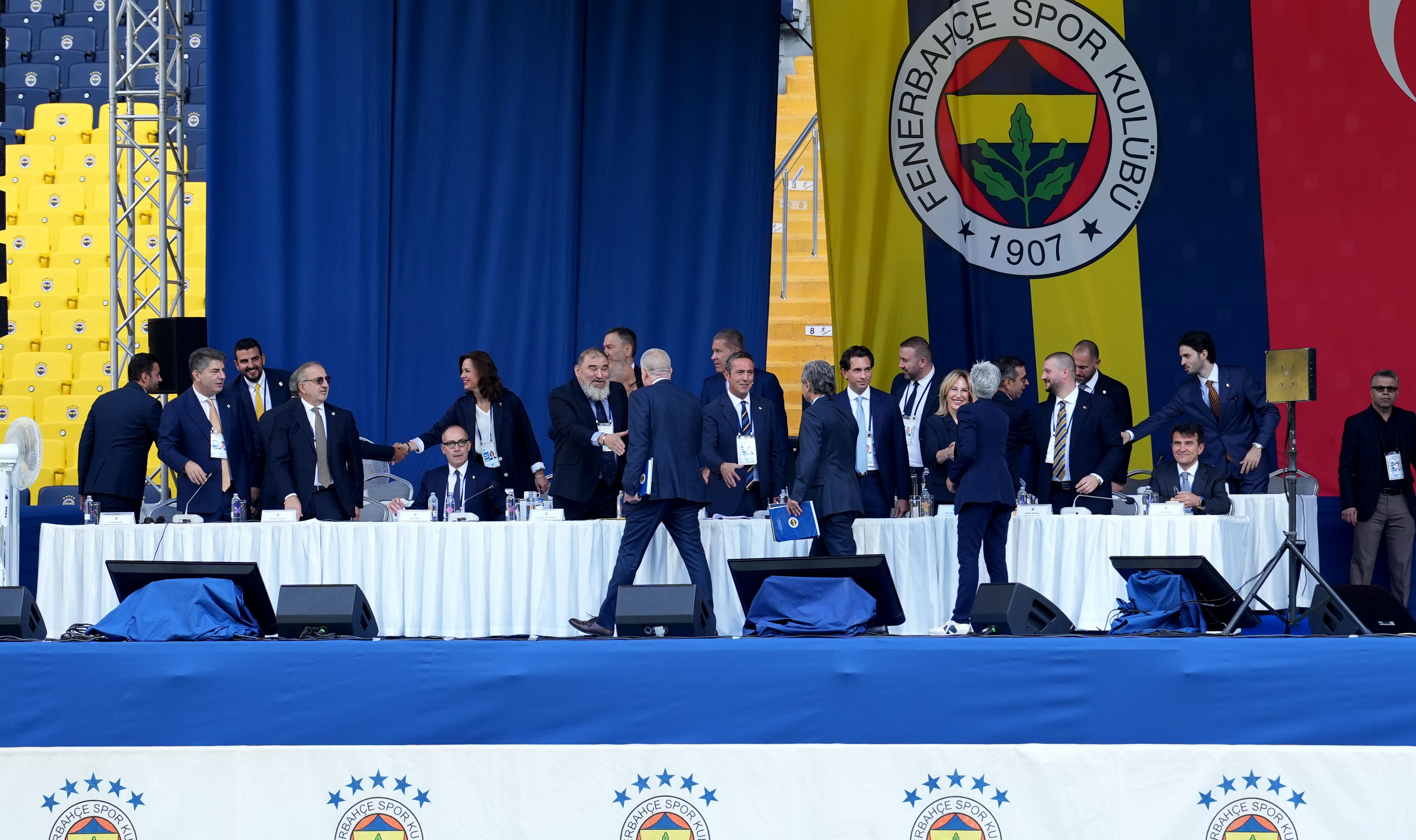 Fenerbahçe'de olağanüstü seçimli genel kurul toplantısı başladı