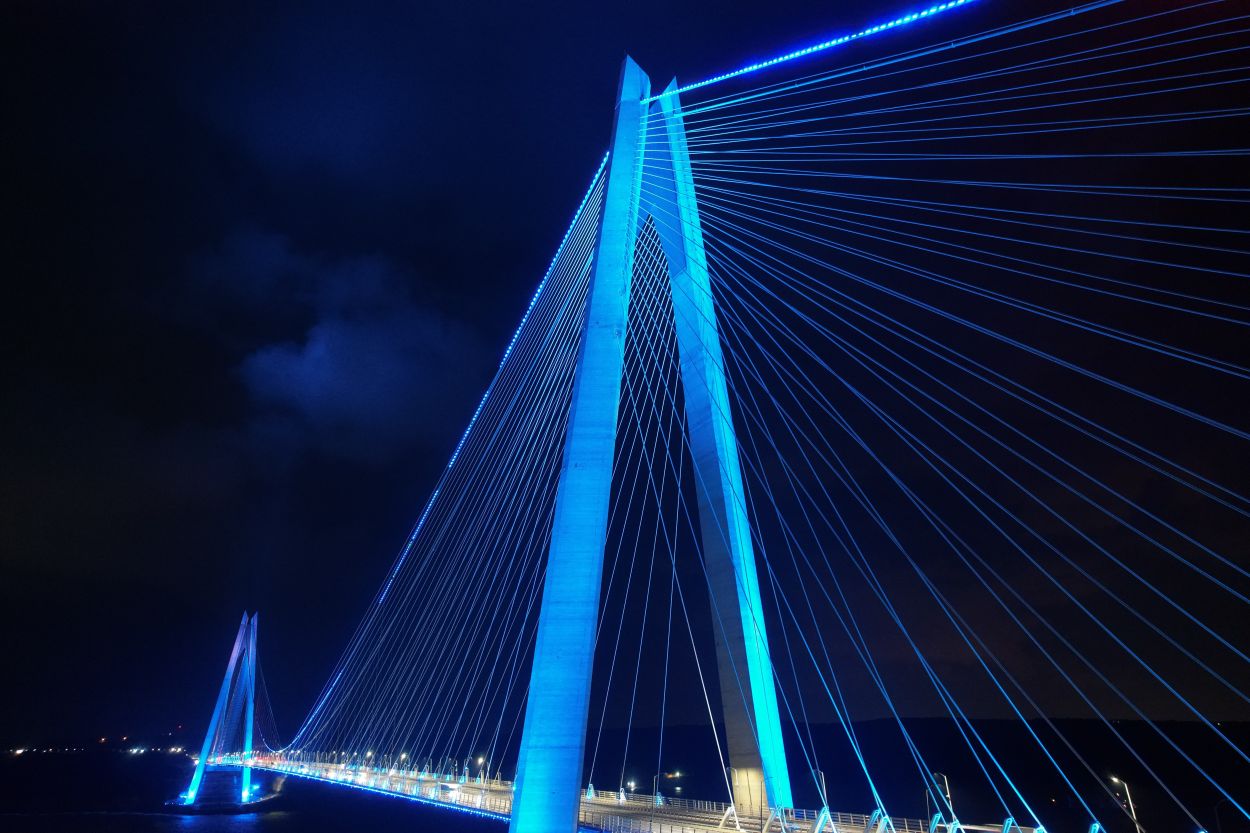 FSM ve Yavuz Sultan Selim köprüleri maviye büründü