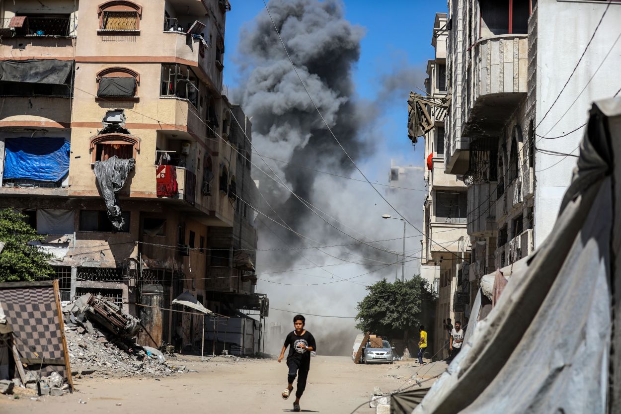 İsrail, Gazze'de yerinden edilmiş Filistinlileri hedef aldı: 62 ölü