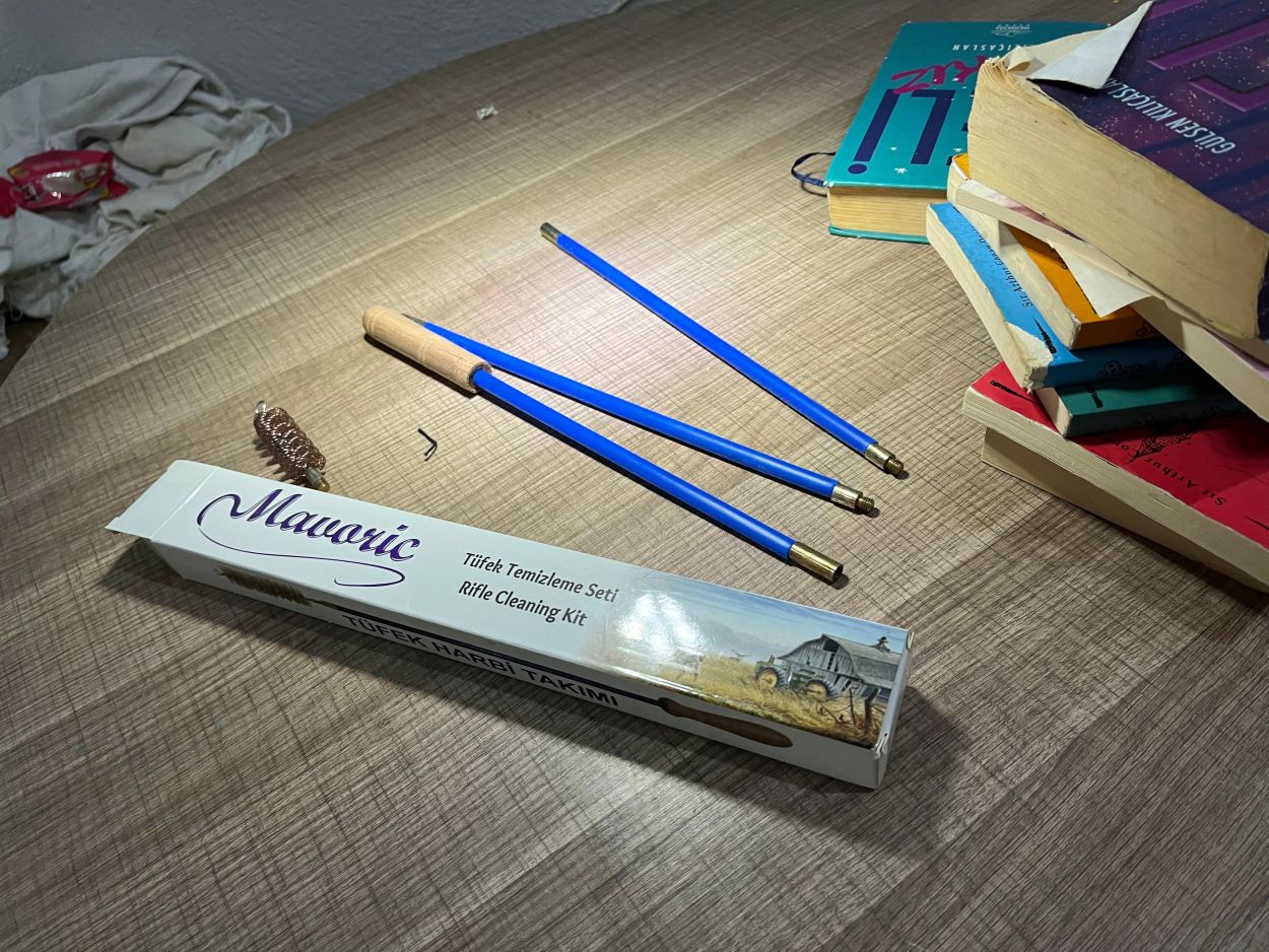 Saldırganın odasında dikkat çeken detay: Tüfek temizleme setleri ve kitaplar