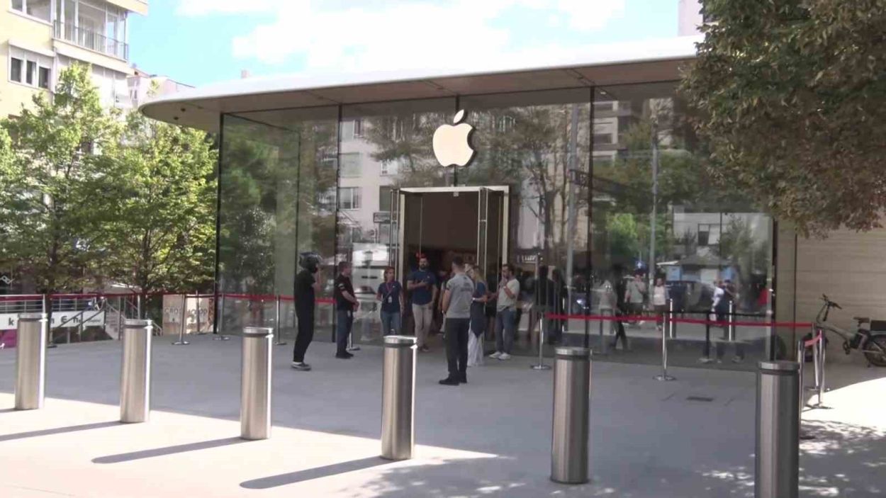 Yeni iPhone 17 Türkiye’de ilgi görmedi, mağaza önleri boş kaldı