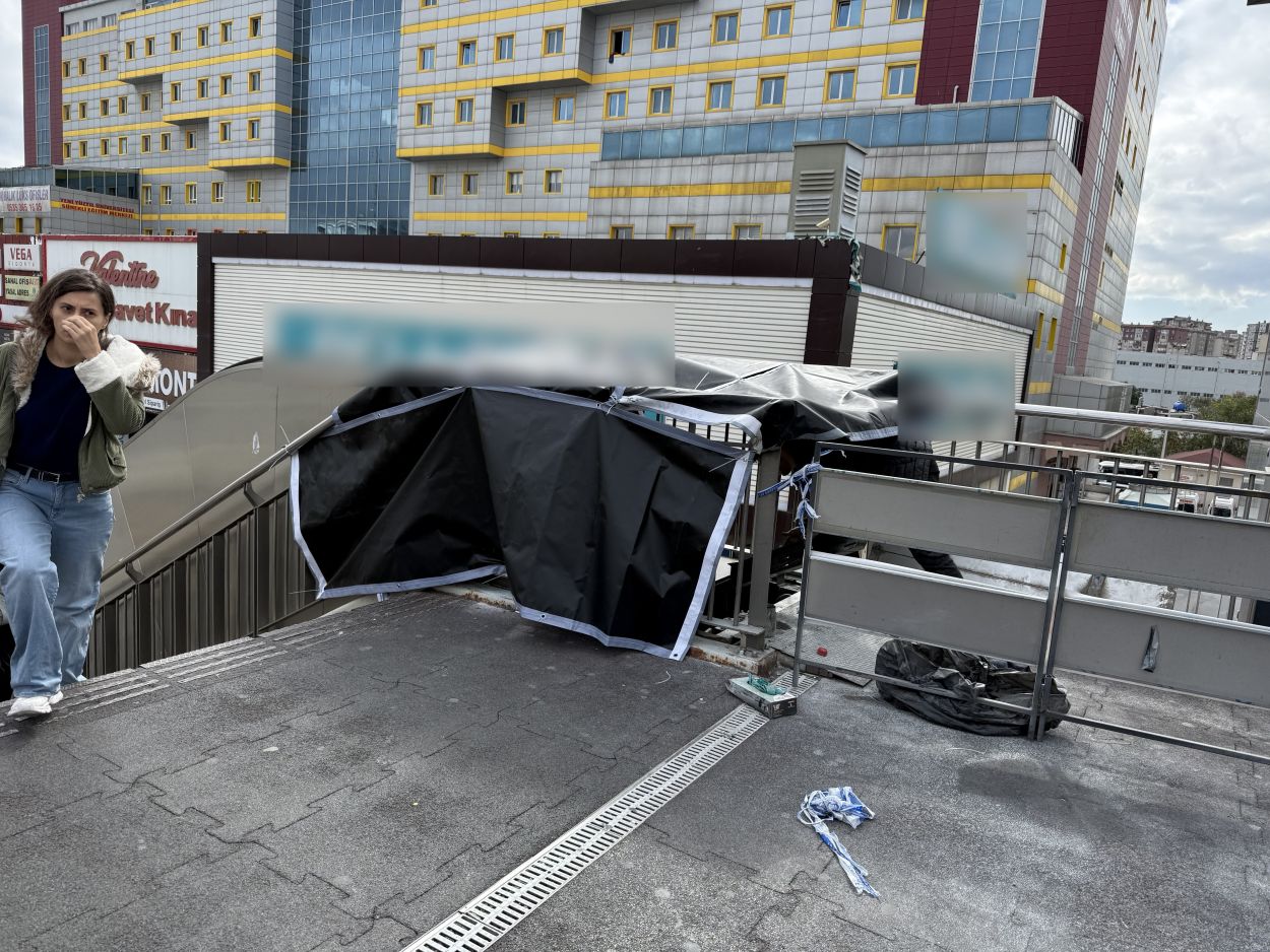 Beylikdüzü'nde metrobüs köprüsünde yürüyen merdiven yangını