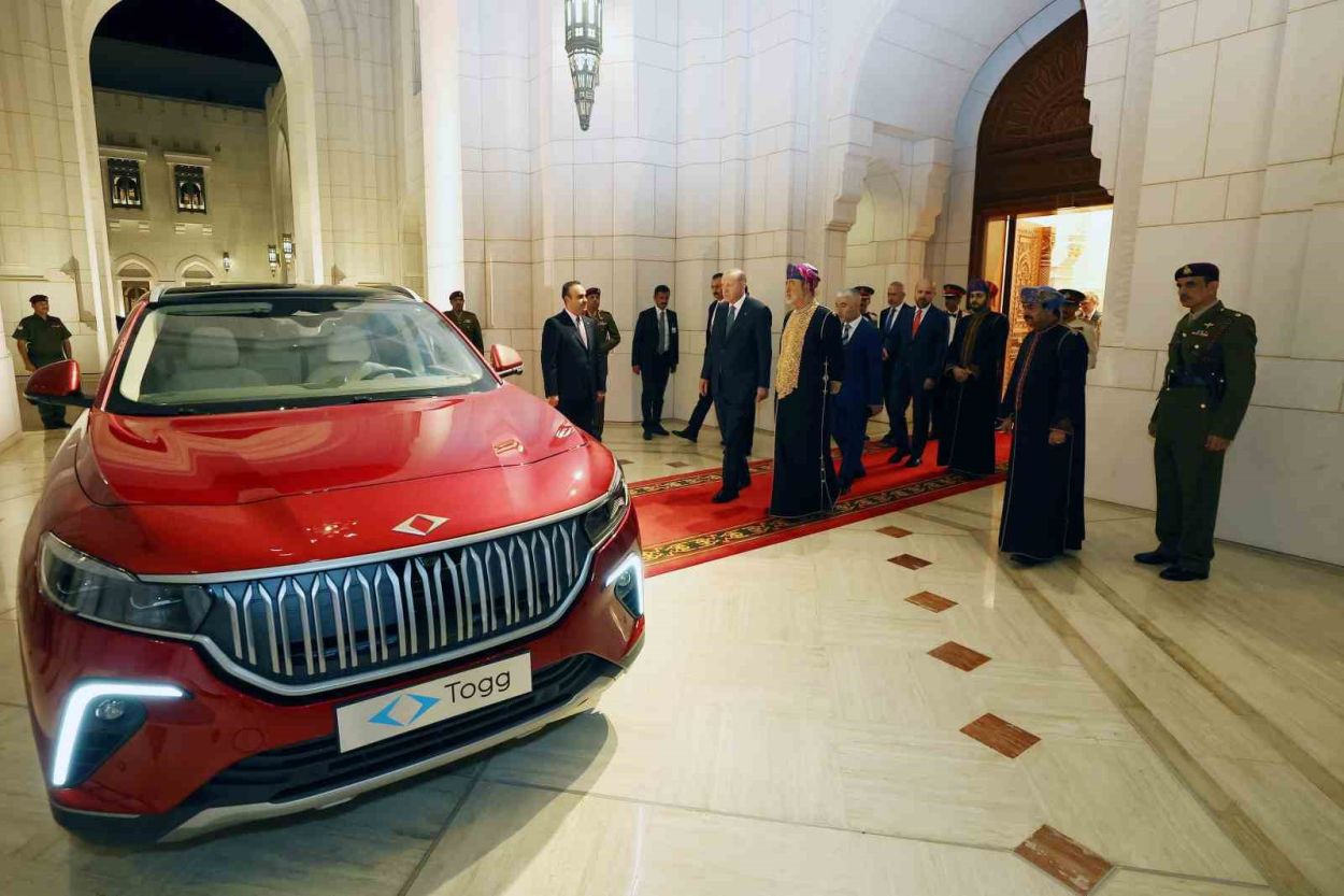 Cumhurbaşkanı Erdoğan, Umman Sultanı'na Togg hediye etti