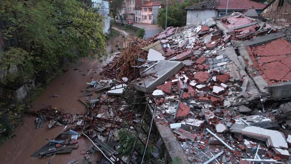 Depremin ardından artçılar sürüyor