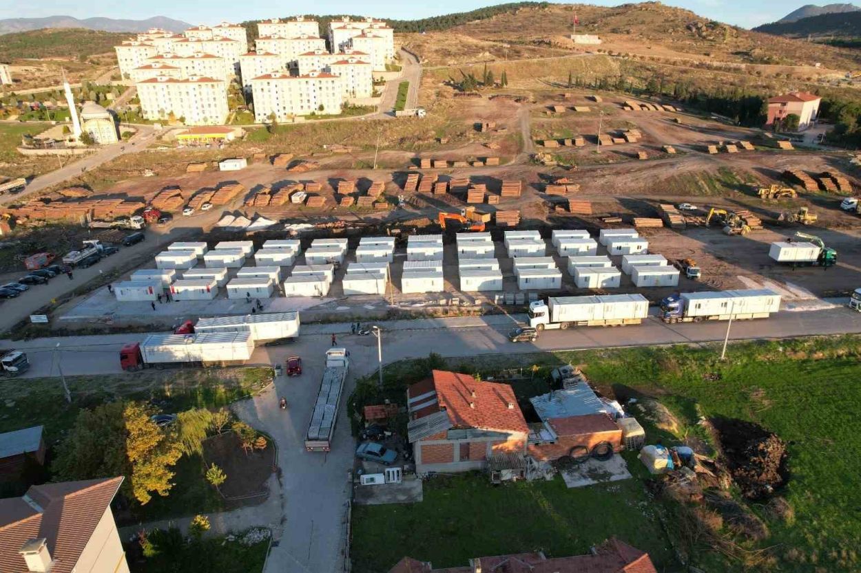 Depremin vurduğu Sındırgı kışa hazırlanıyor