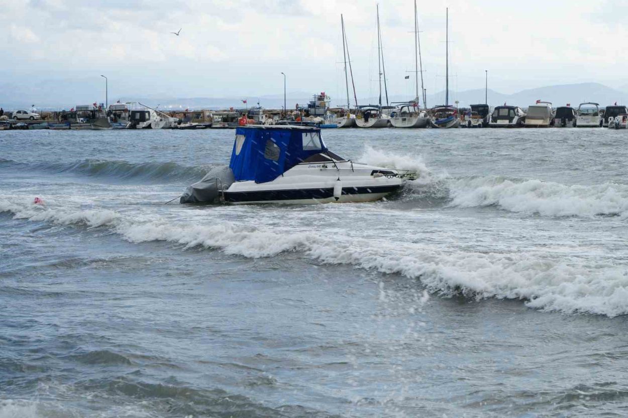 Edremit Körfezi’nde şiddetli lodos balıkçı teknelerini batırdı