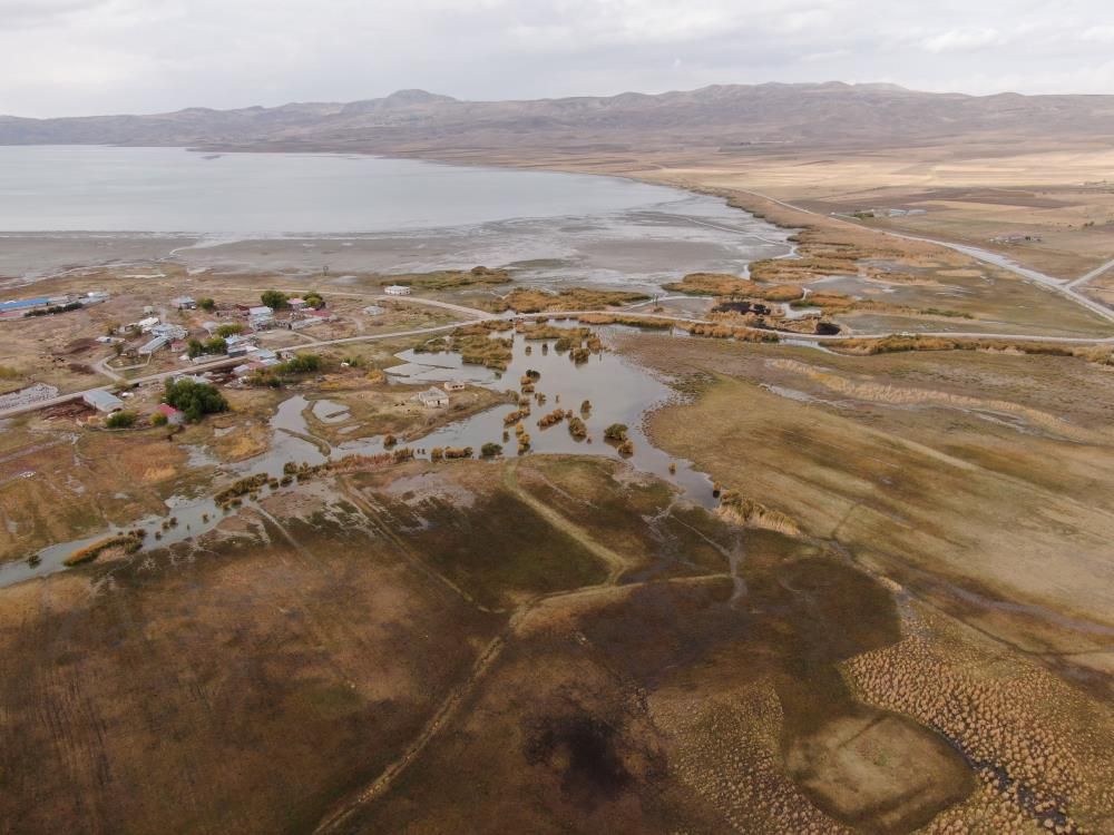 Erçek Gölü günden güne kuruyor