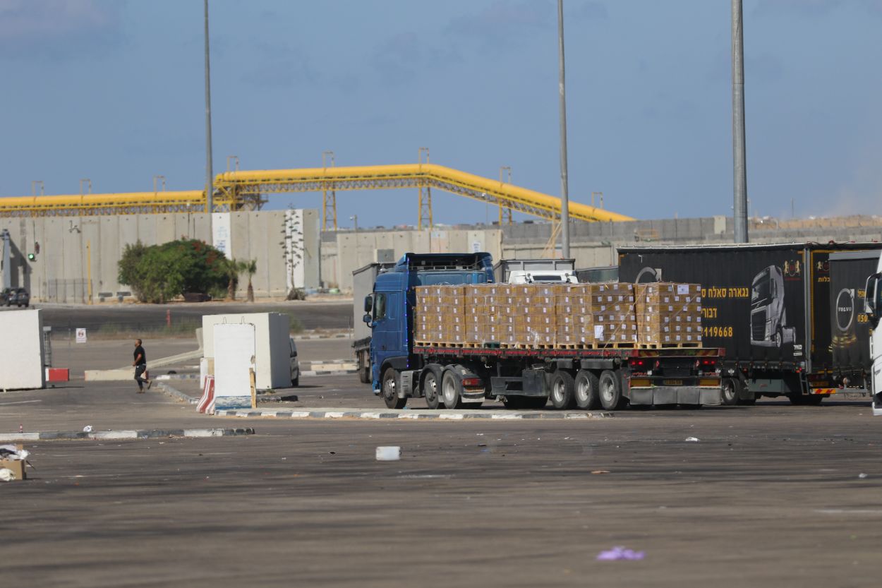 Gazze'ye gönderilen yardım tırları Kerem Şalom'dan bölgeye giriş yapıyor