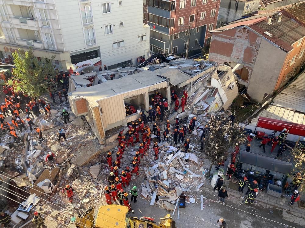 Gebze'de yıkılan binada mahsur kalan 5 kişilik ailenin kimlikleri açıklandı