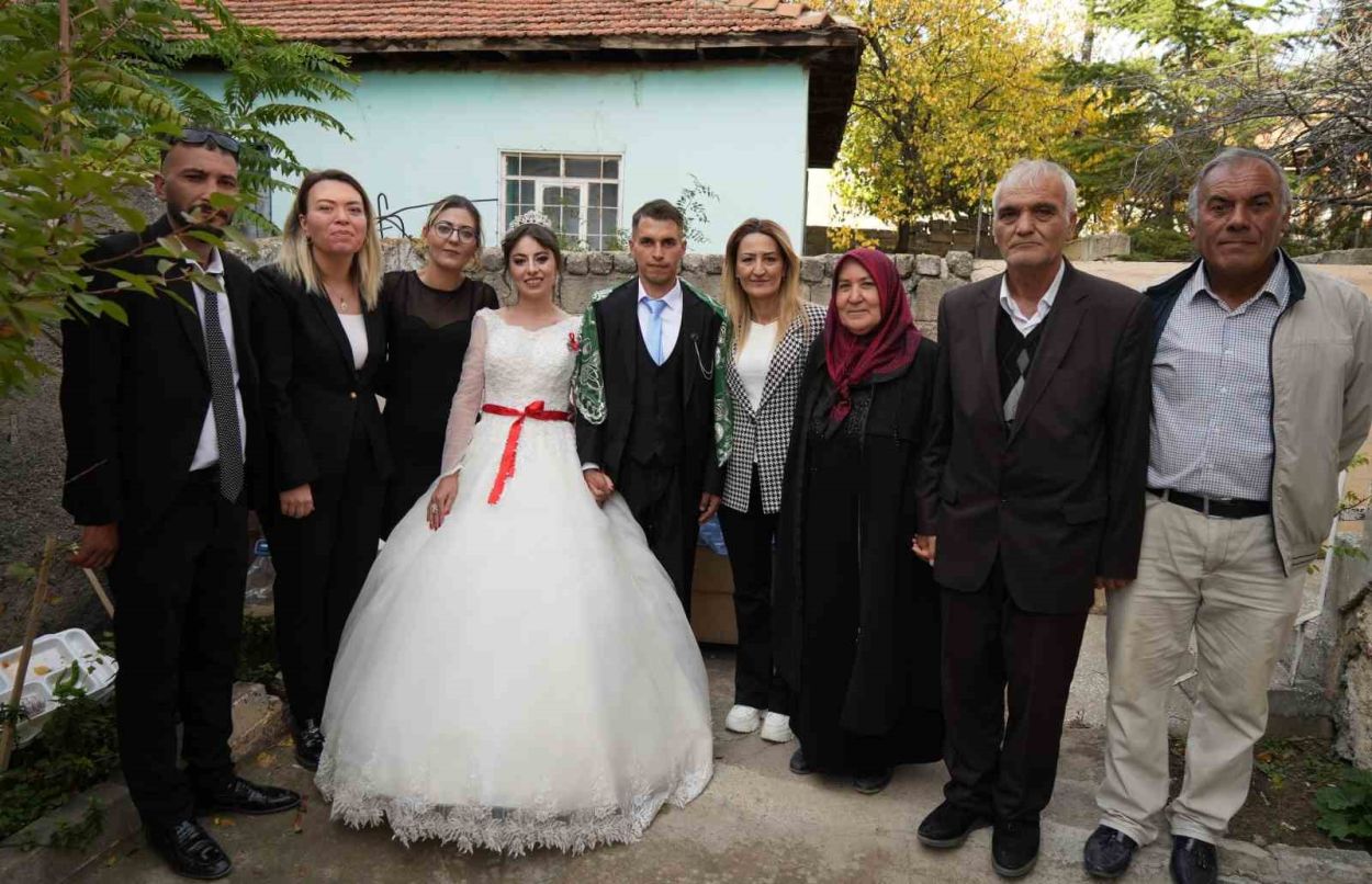 Hacca gidemeyen yaşlı çift birikimleriyle gençlerin düğün hayalini gerçeğe dönüştürdü