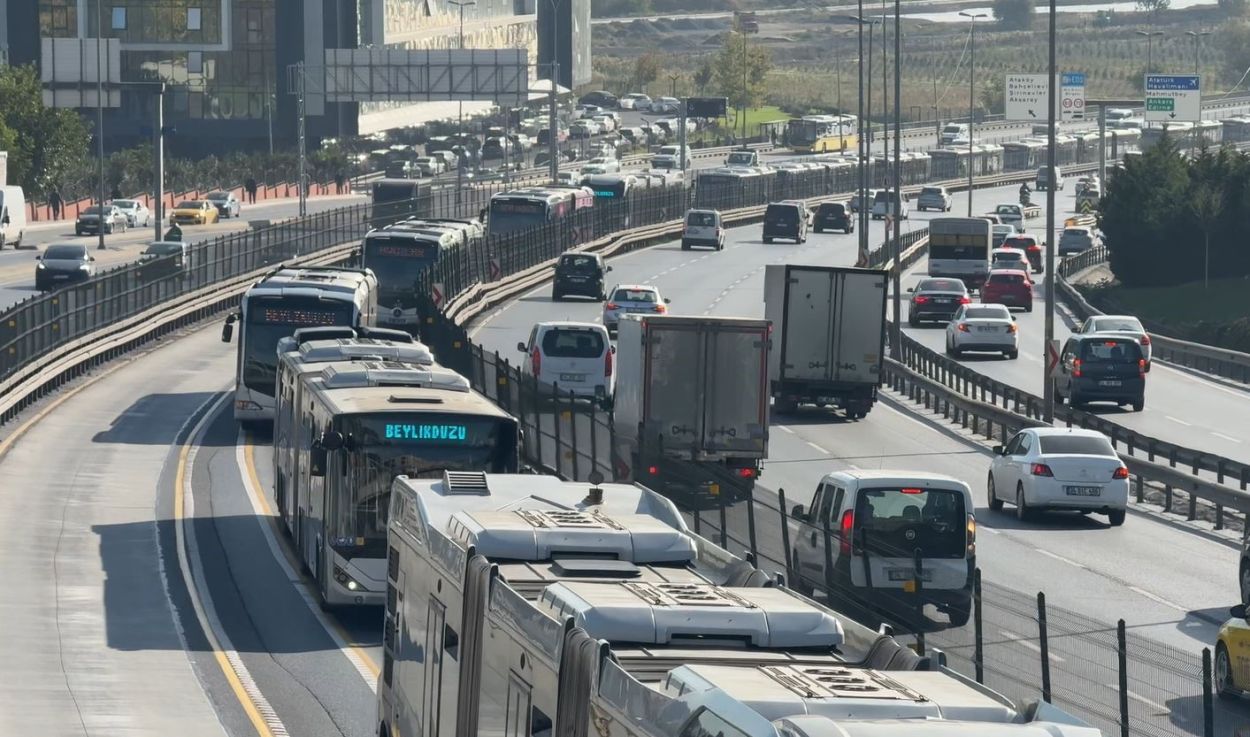 İstanbul'da iki metrobüs çarpıştı: 1 yaralı