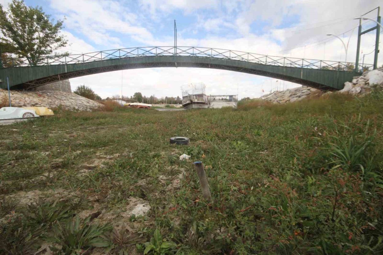 Kayıkla gezilen göl üzerinde şimdi yürüyüş yapılıyor