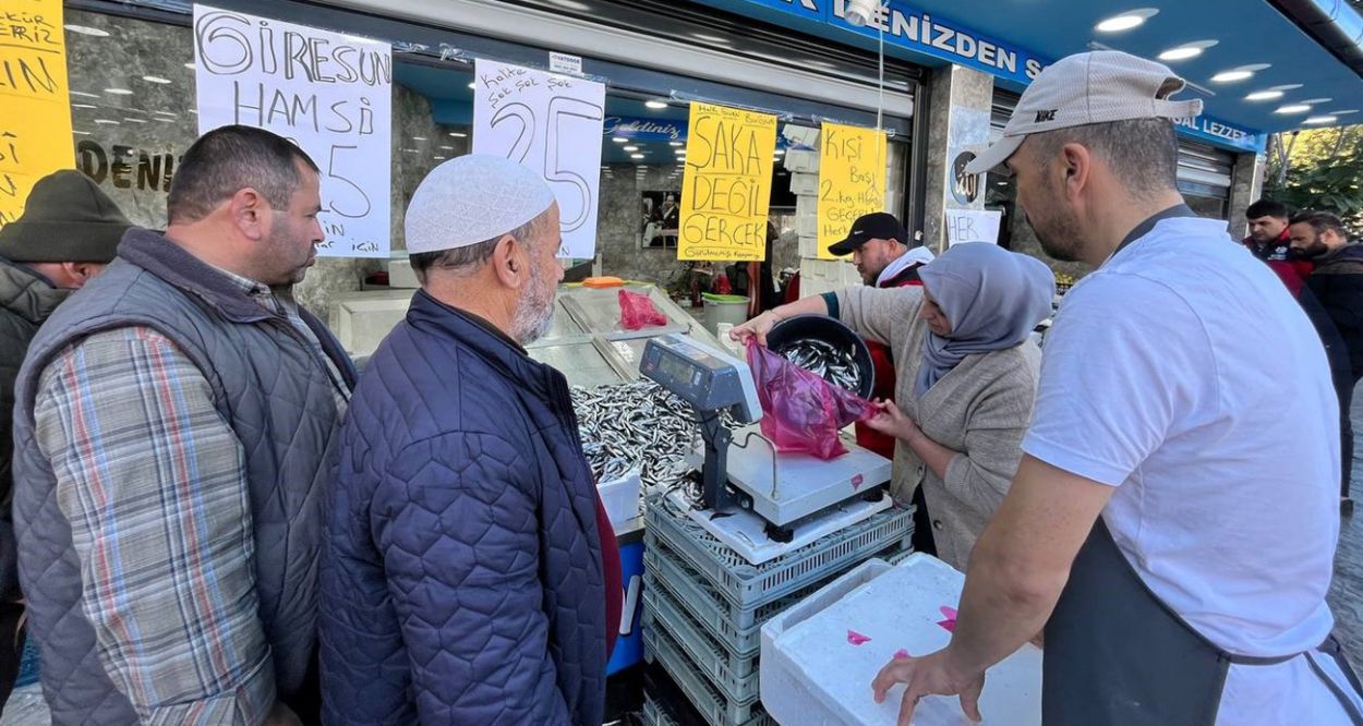 Ordu’da hamsi 25 liraya düştü, vatandaş almak için sıraya girdi