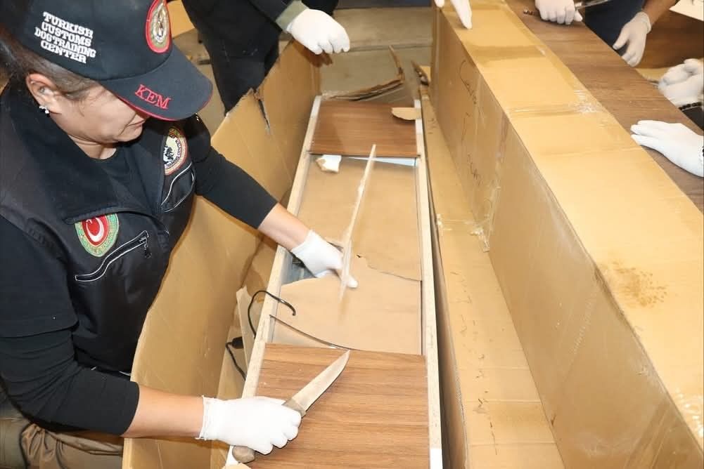 Televizyon ünitesine gizlemişlerdi