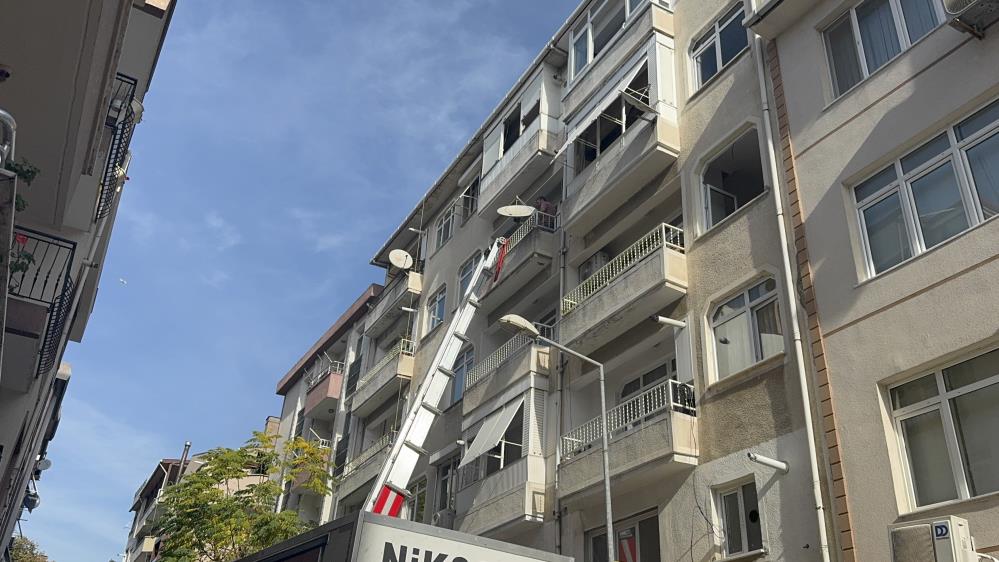 5 katlı bina belediye ekipleri tarafından mühürlendi ve tahliye edildi