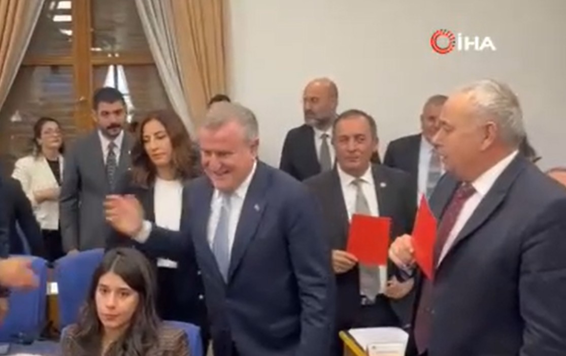Bakan Bak ile CHP'liler arasında komik kırmızı kart diyaloğu