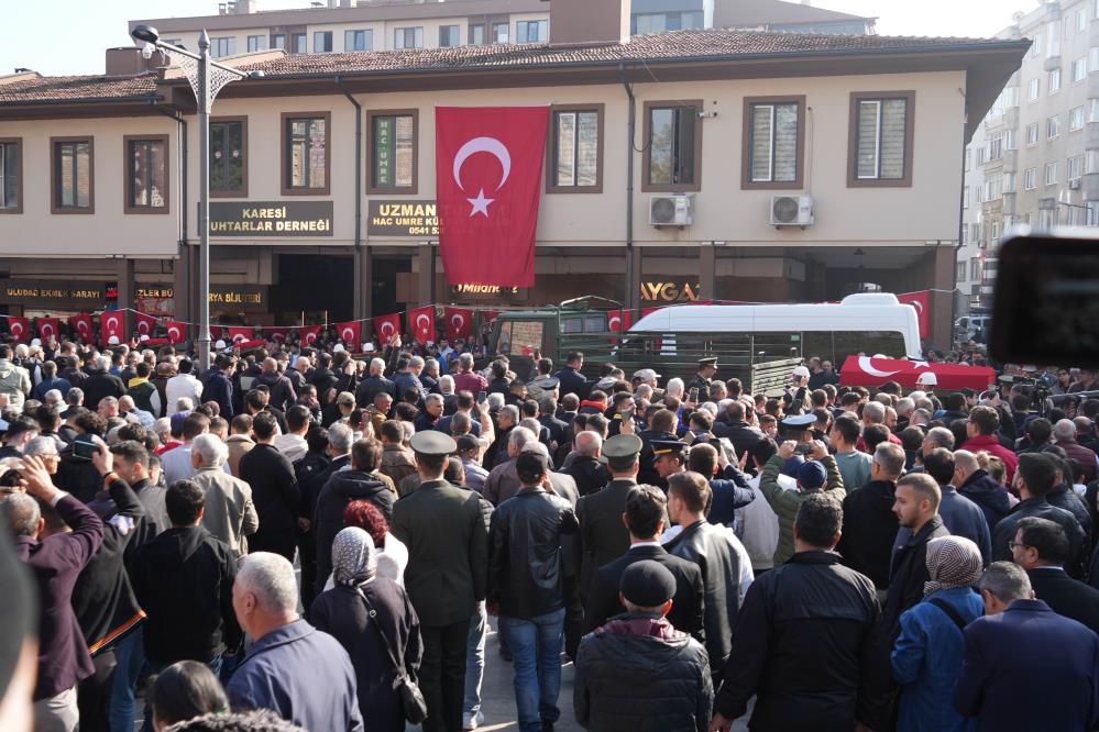 Balıkesir'de binlerce kişi şehit Emre Sayın'ı son yolculuğuna uğurladı