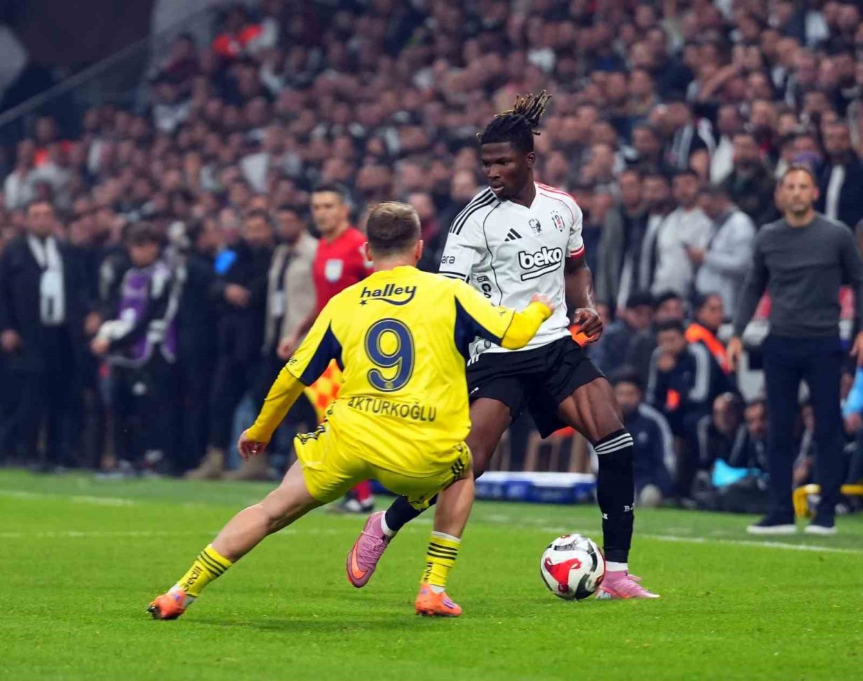 Beşiktaş iki farklı öne geçtiği maçta Fenerbahçe'ye mağlup oldu