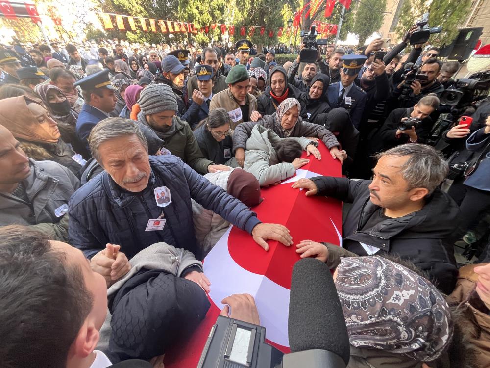 Eskişehirli şehit Üsteğmen Emre Mercan'ı binlerce kişi uğurladı